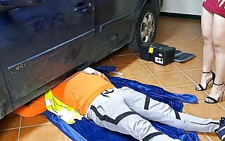 Big ass wife cuckolding with standoffish mechanic