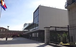 Elise prof mature baisée par le surveillant du collège