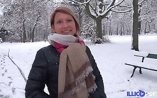 Laura, milf sexy, enculée après une exhib dans la neige